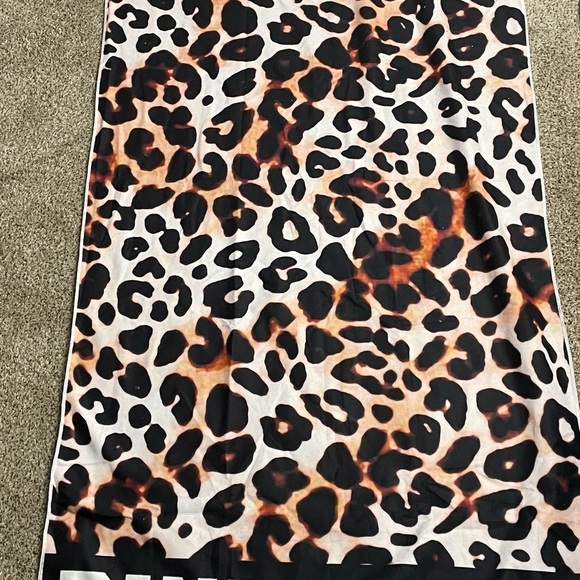 Women’s Soft Plush Beach/ Pool Animal Print Towel NWOT - Picture 4 of 7